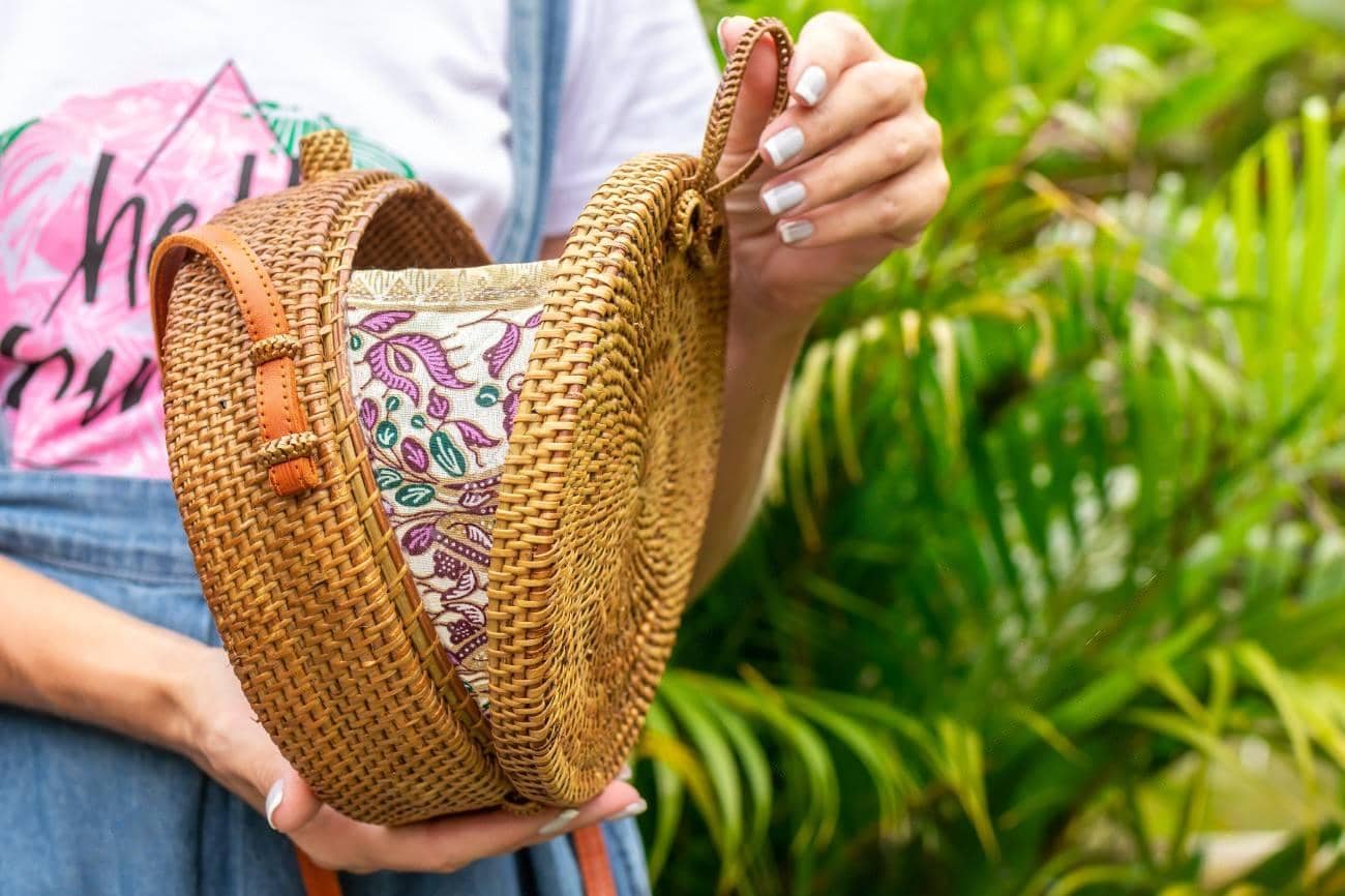 Reasons to Choose Handwoven Raffia Bags Over Traditional Handbags